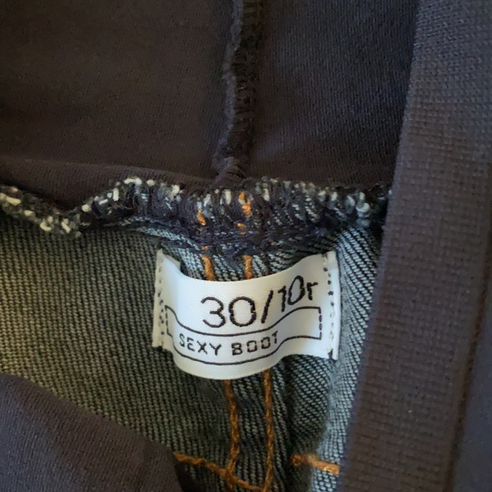 Old navy maternity jeans - Picture 3 of 5